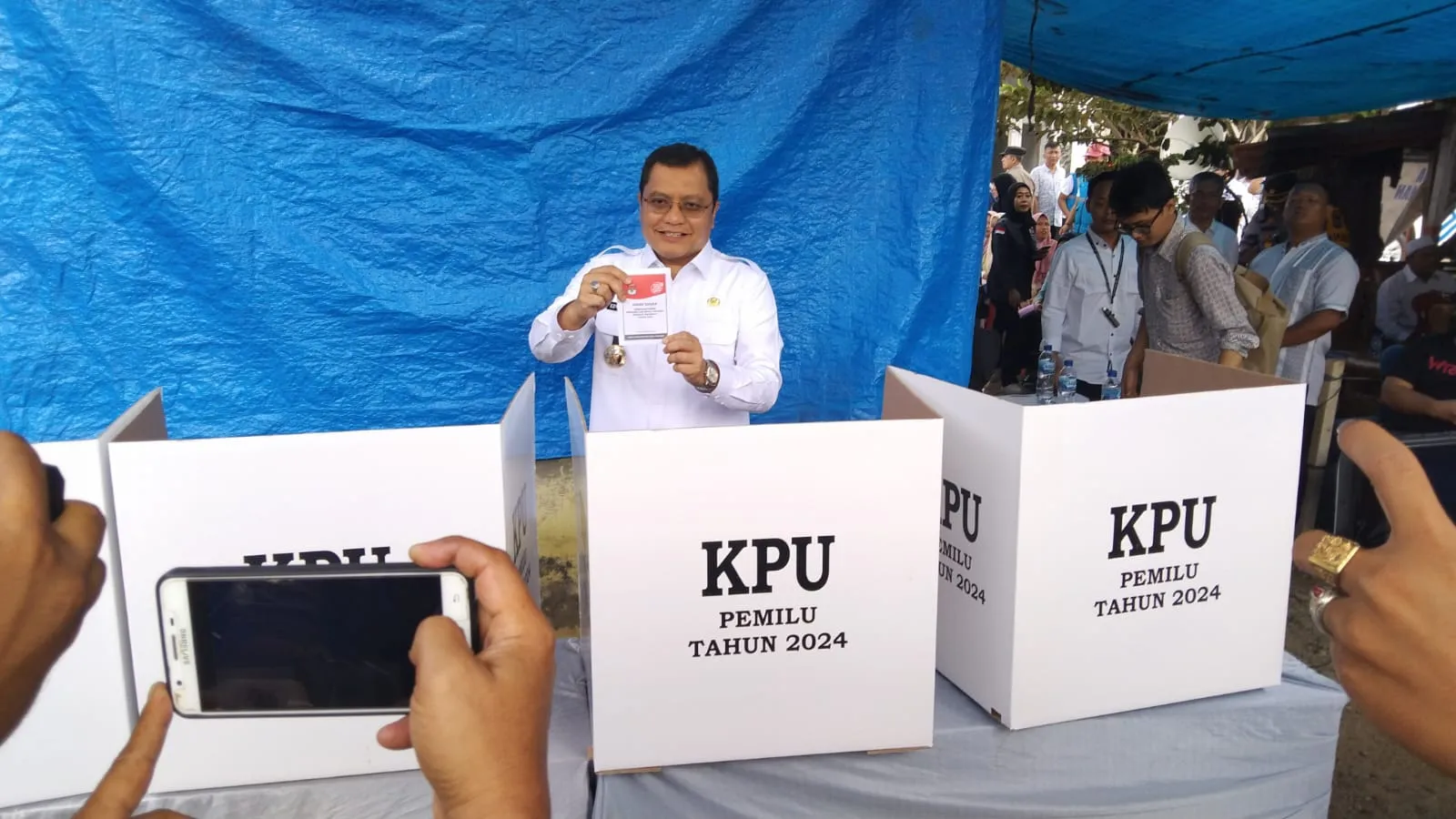 Edy Junaedi Gunakan Hak Pilih Di TPS 07 Pasar Sibuhuan