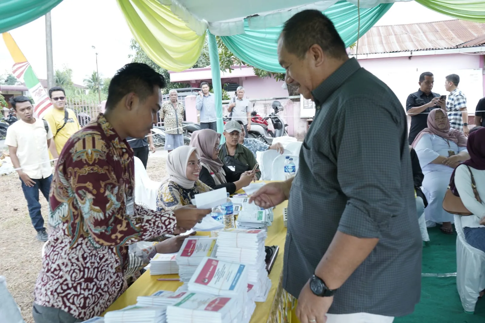 Wakil Bupati Asahan Dan Keluarga Nyoblos Di TPS 05 Lingkungan II Kel. Selawan