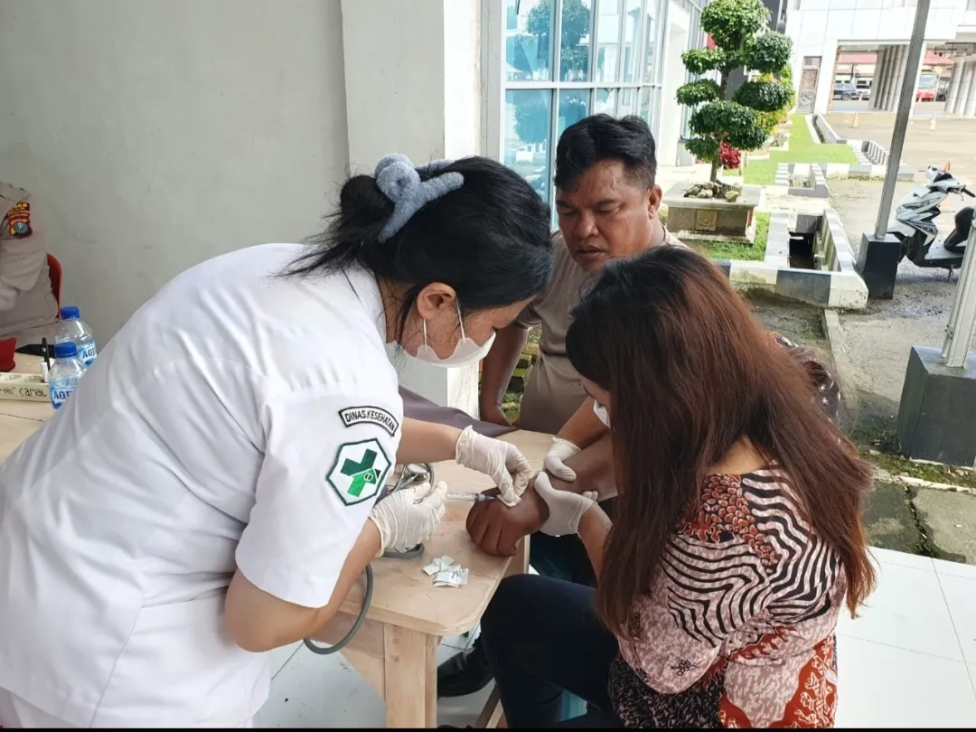 Pastikan Kesehatan Personil Pengamanan Pemilu, Dokkes Polres Nias Datangi PPK Kecamatan