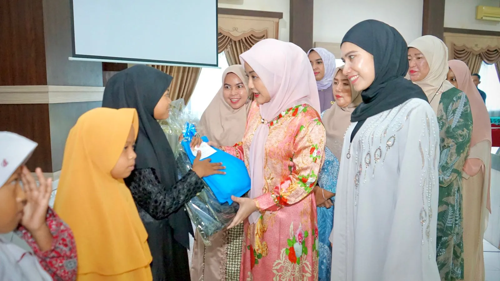 Ny. Uke Faisal Hasrimy Hadiri Pengajian DWP Kab.Langkat Pertama