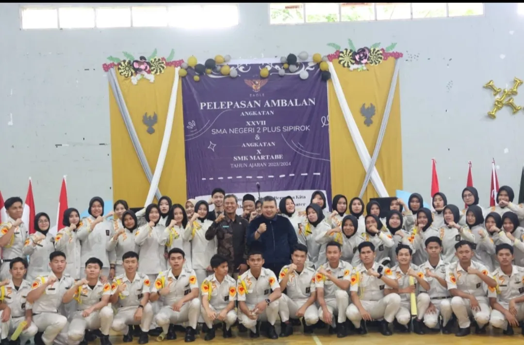Bupati Tapsel Irup Pelepasan Ambalan Siswa SMAN 2 Plus Sipirok