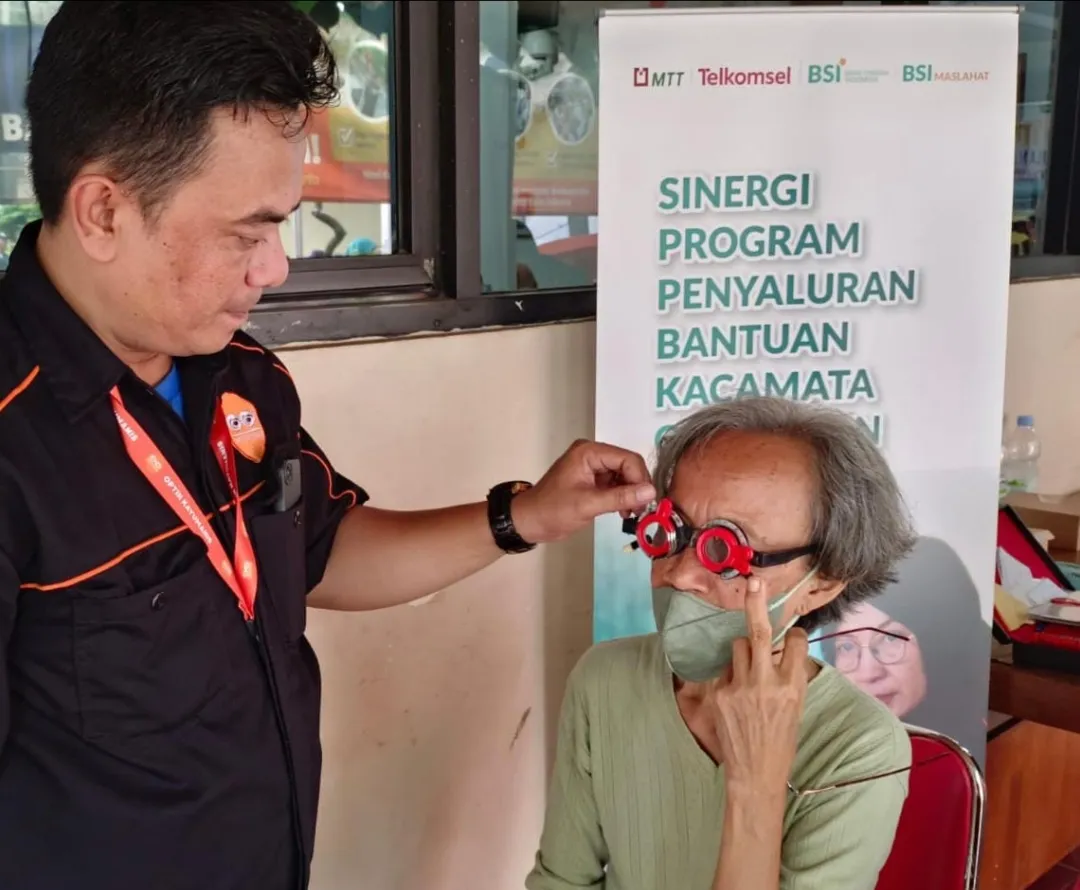 BSI Maslahat, MTT dan Telkomsel Bersinergi Salurkan 250 Kacamata Gratis