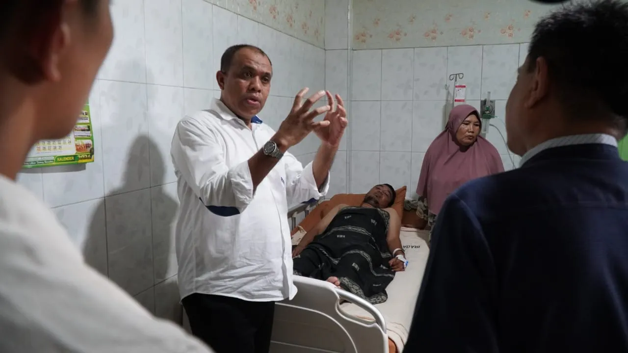 Pj. Bupati Langkat Jenguk Staf Dinas Kominfo Yang Terkena Sarangan Jantung