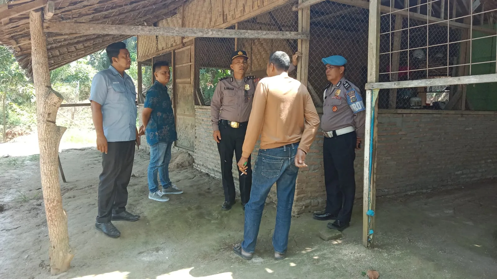 Polsek Indrapura Sampaikan Pesan Kamtibmas Ke Pemilik Cafe & Warung Tuak