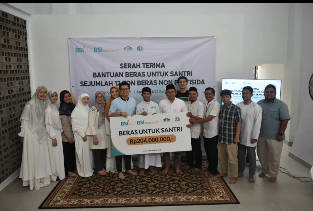 BSI Maslahat dan BSI Serahkan 12 Ton Beras ke Ponpes Binaan Yayasan Amanah Muda Indonesia