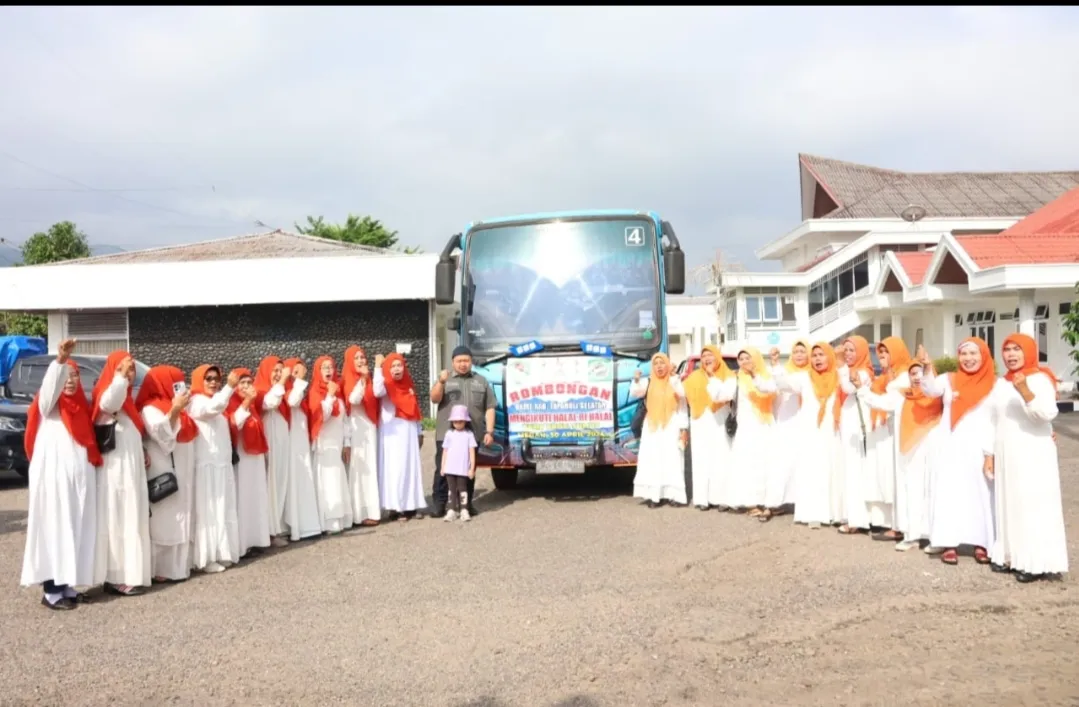 Bupati Tapsel Berangkatkan Jamaah BKMT ke Sumut
