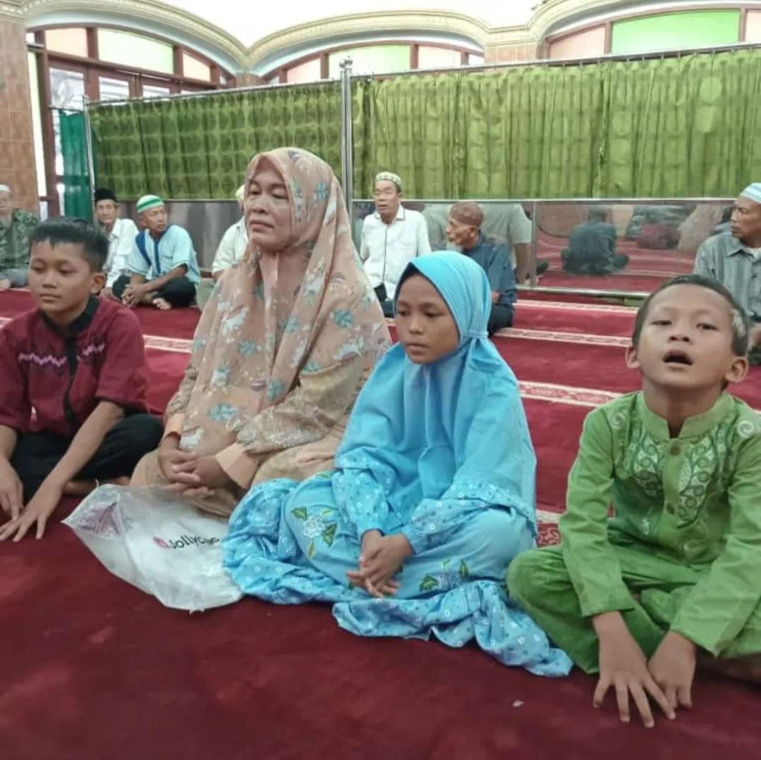 Dewi Maharani Bersama TIga Anaknya Peluk Agama Islam