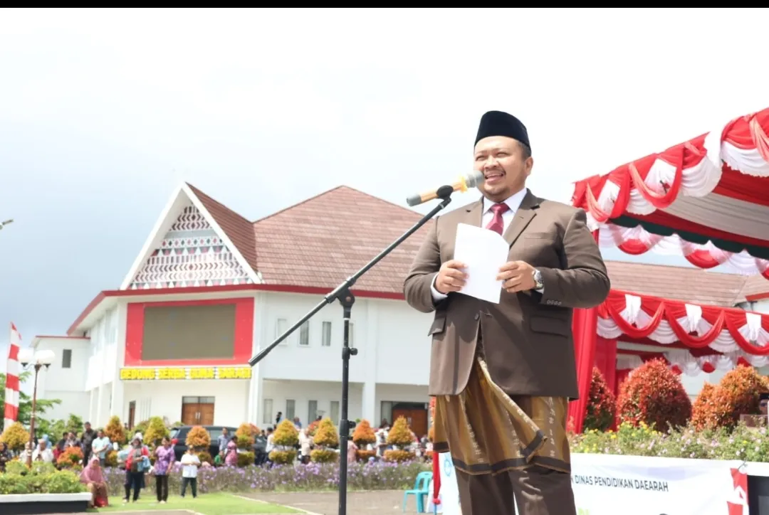 Bupati Tapsel Kenakan Baju Adat Angkola di Hardiknas 2024