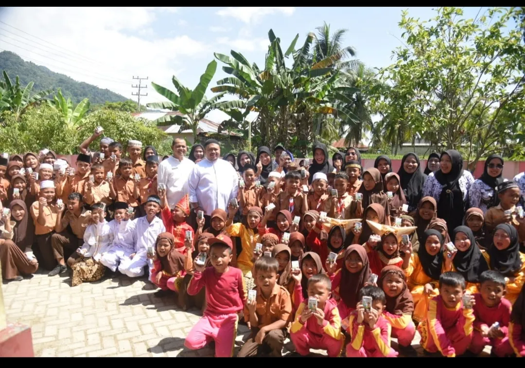 Dorong Semangat Siswa, Bupati Tapsel Bagikan Susu Gratis