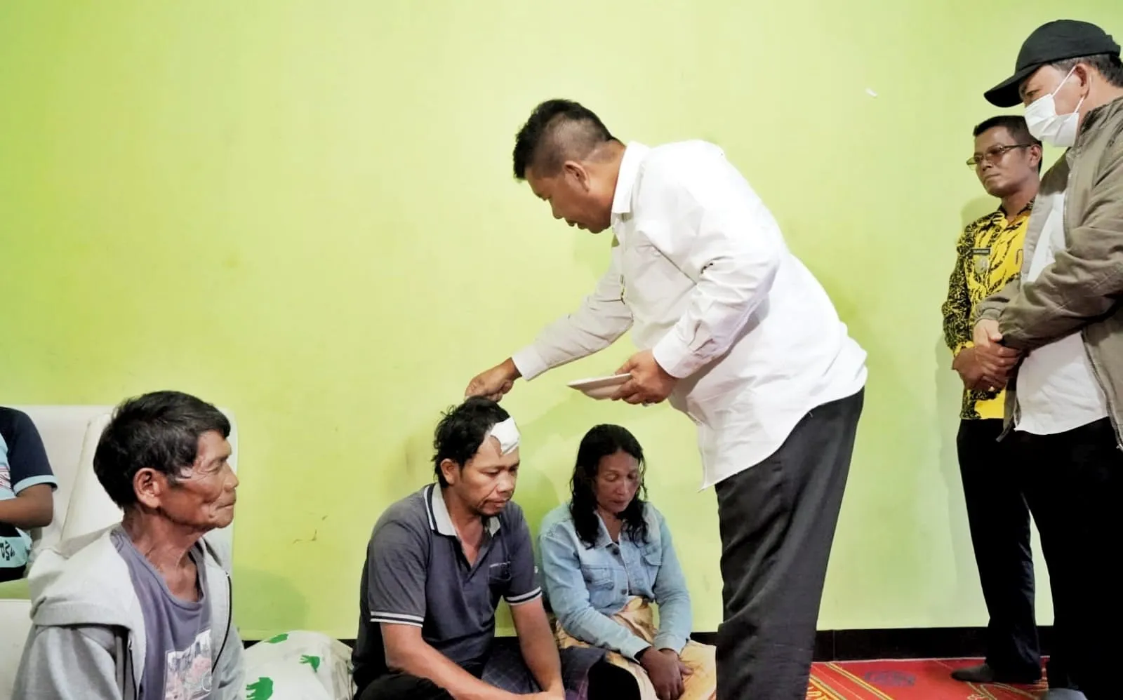Bupati Radiapoh Jenguk Warga Tigarunggu Korban Penembakan OTK