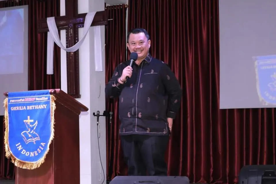 Wali Kota Gunungsitoli Ibadah di Gereja Bethani Indonesia