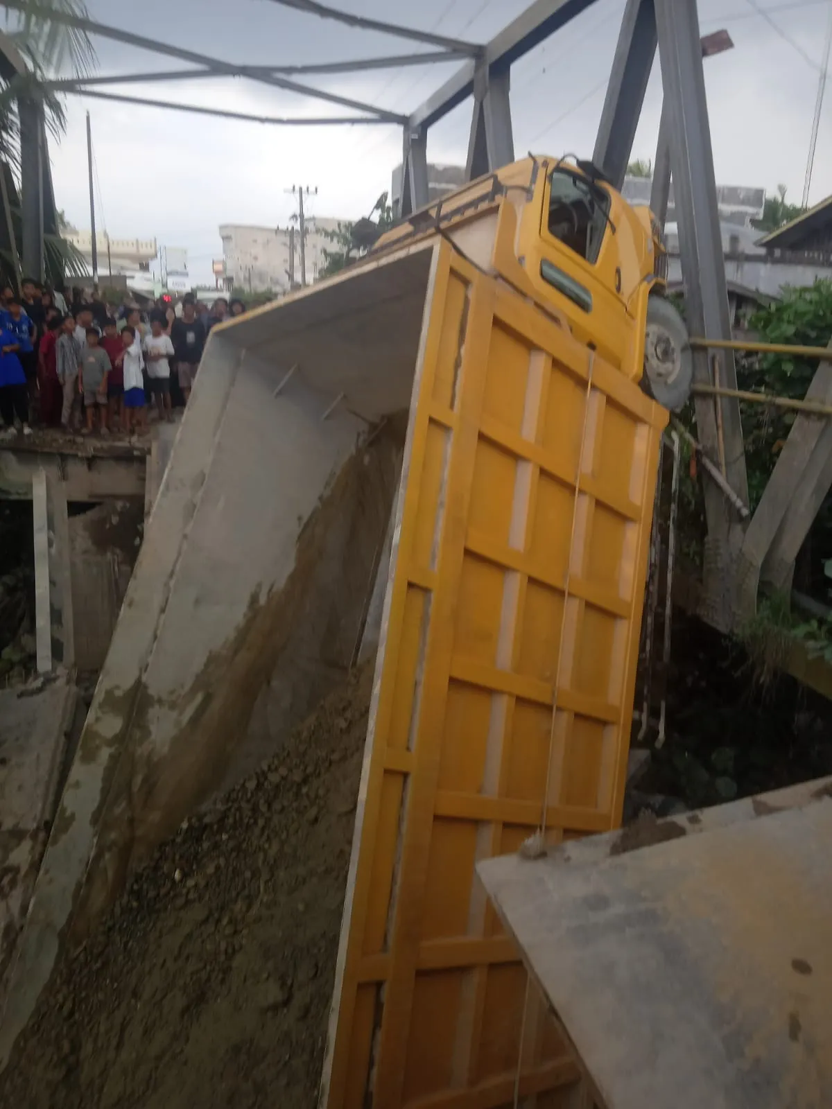 Jembatan Sei Batang Serangan Ambruk,  1 Truk Terperosok