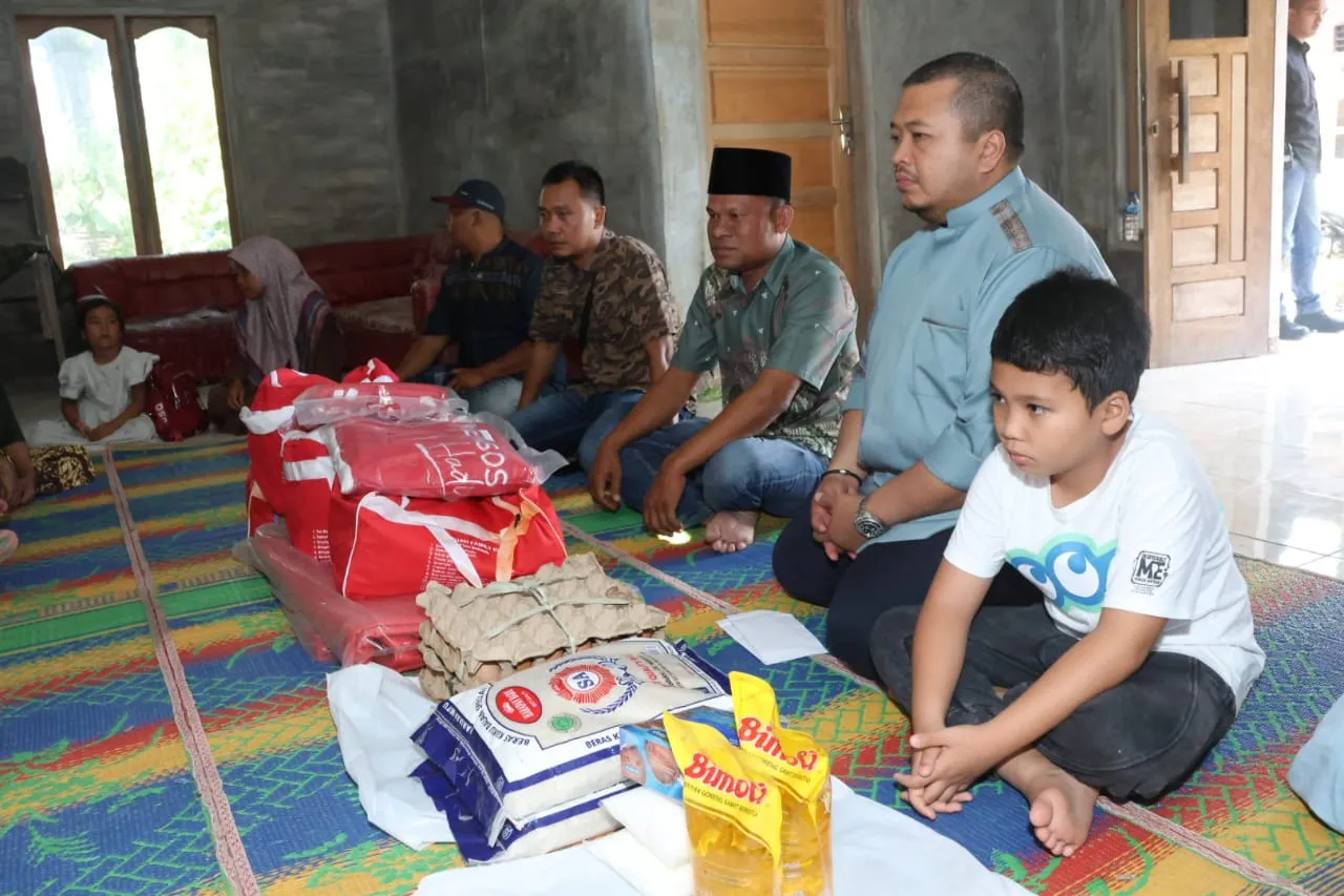 Bupati Tapsel Santuni Korban Kebakaran di Desa Huta Holbung