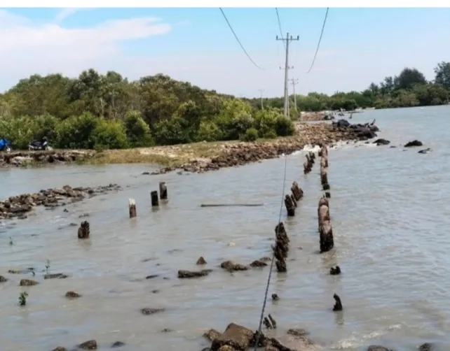 Jalan Hancur Diterjang  Gelombang Laut, 13 Pelajar Tenggelam Di Tanjung Tiram