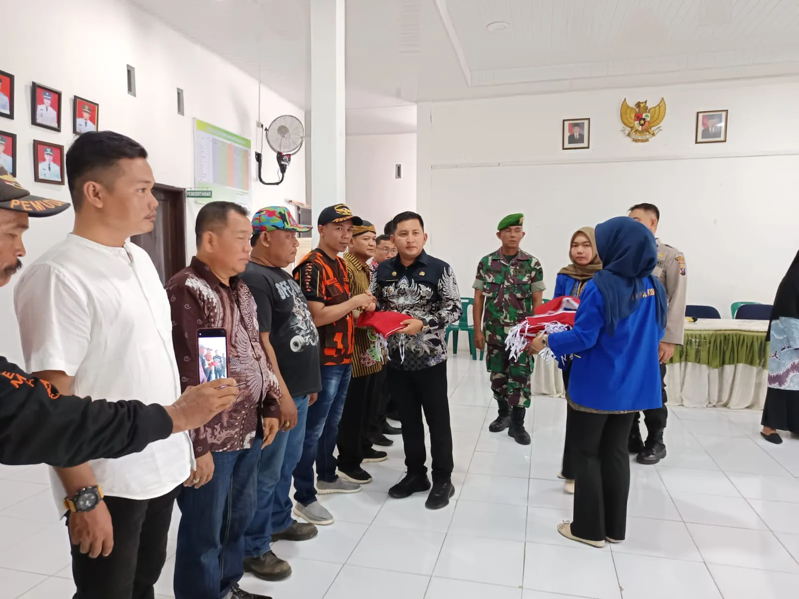 Jelang HUT Ke 79 RI, Camat Pulau Rakyat Bagikan Bendera Merah Putih