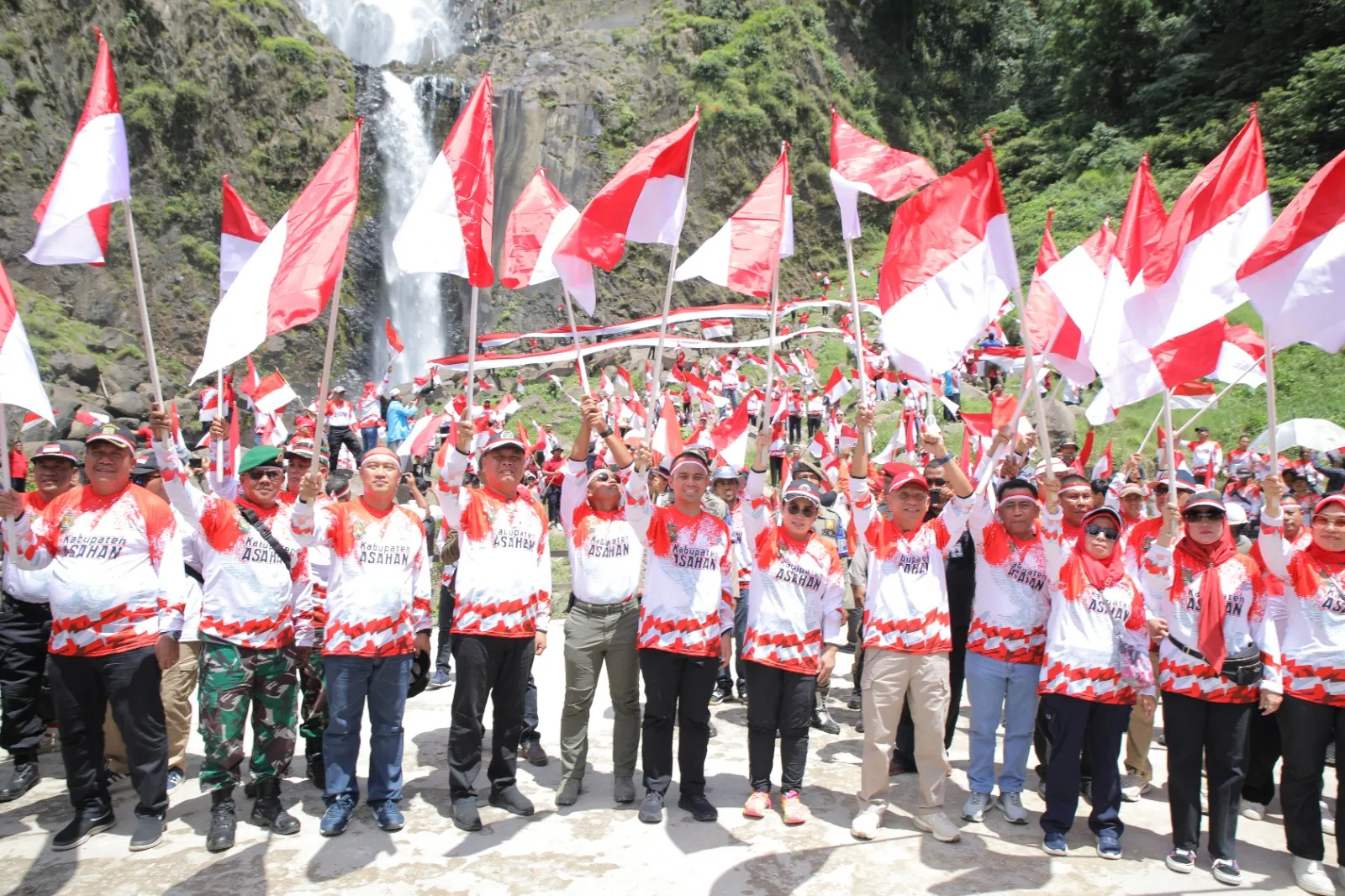 Bendera Merah Putih Berkibar Di Wisata Alam Air Terjun Ponot