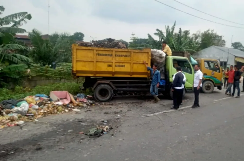 Sunggal Bersihkan Sampah Liar