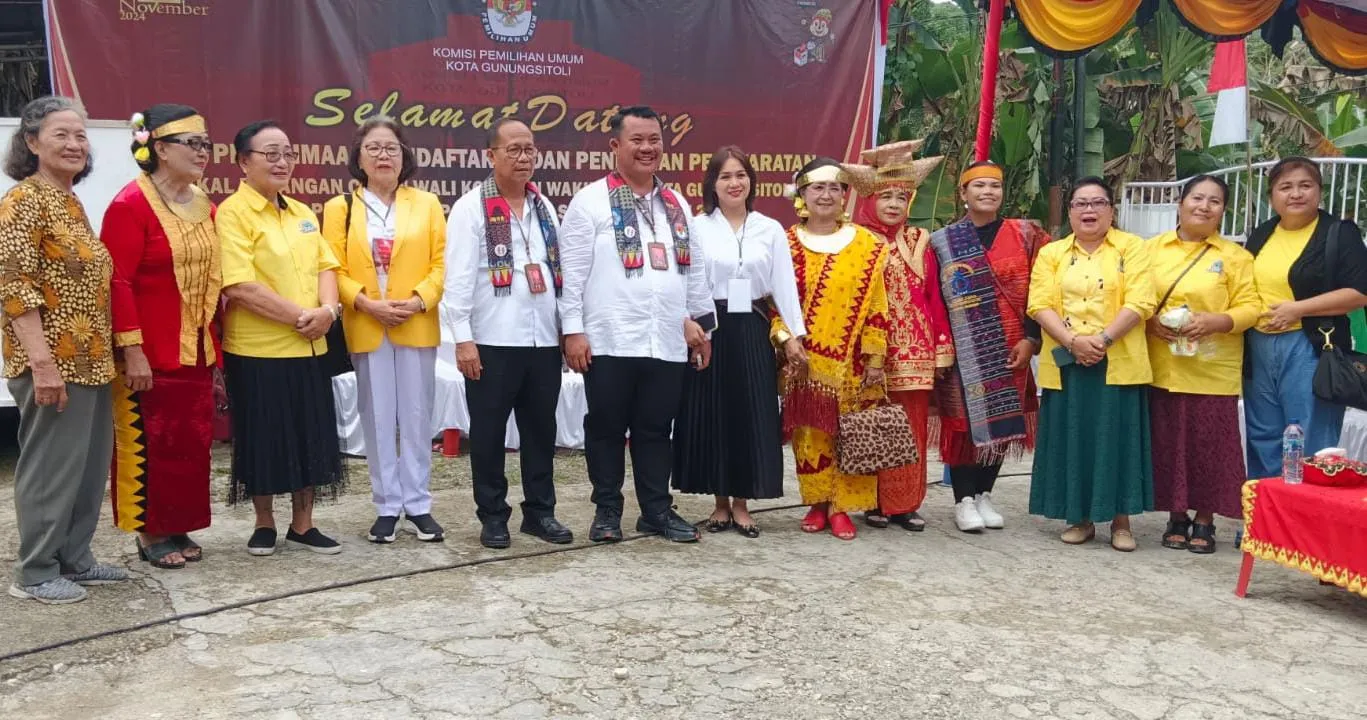 Diiringi Ribuan Pendukung, Sowa'a - Martinus Resmi Mendaftar Ke KPU Gunungsitoli