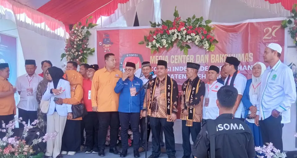 Diiring Ratusan Abang Becak, Paslon Oyon - Hamzah Daftar Ke KIP