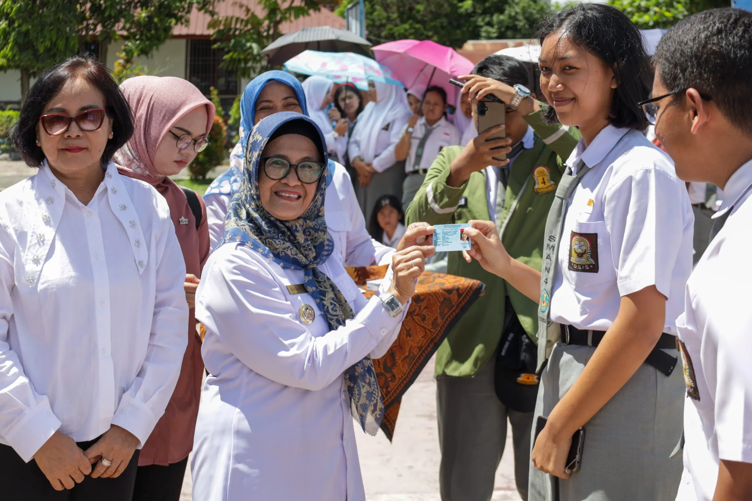 Wali Kota Siantar Bagikan 729 KTP Elektronik Ke Pelajar SMA
