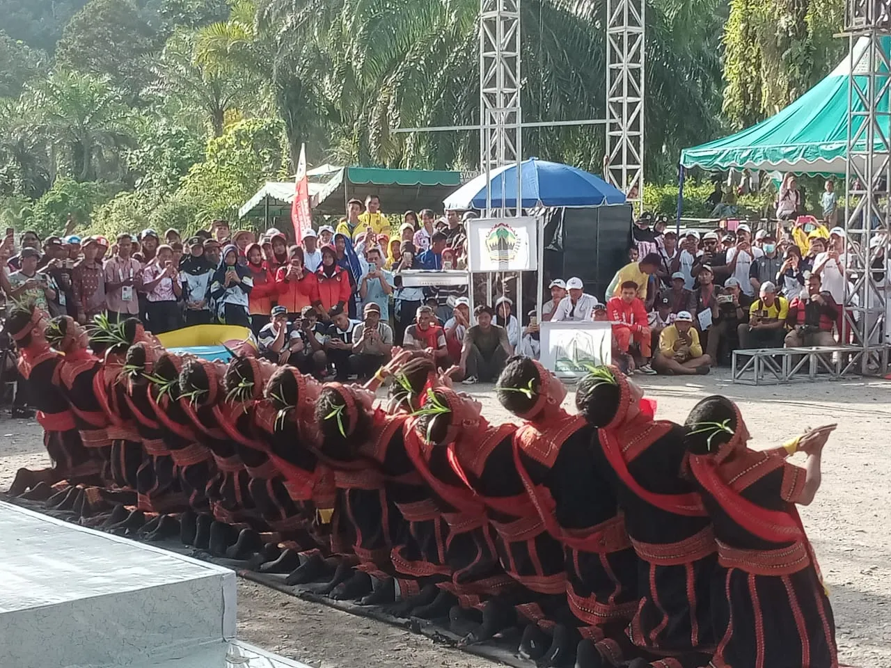 Tari Saman Pukau Atlit  Arung Jeram PON Aceh - Sumut XXI