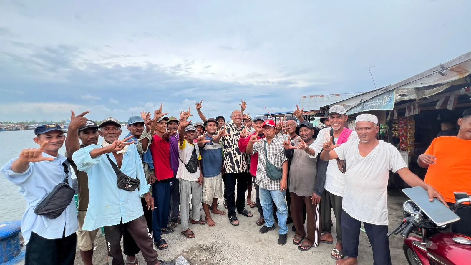 Pedayung Sampan Tambang  Desa Perlis- Kelantan Dan Brandan Dukung Syah Afandin
