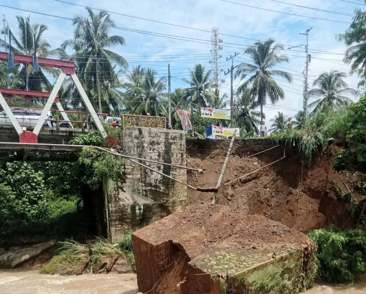 Dinding Penahan Jembatan Sihitang  Padangsidimpuan Ambrol