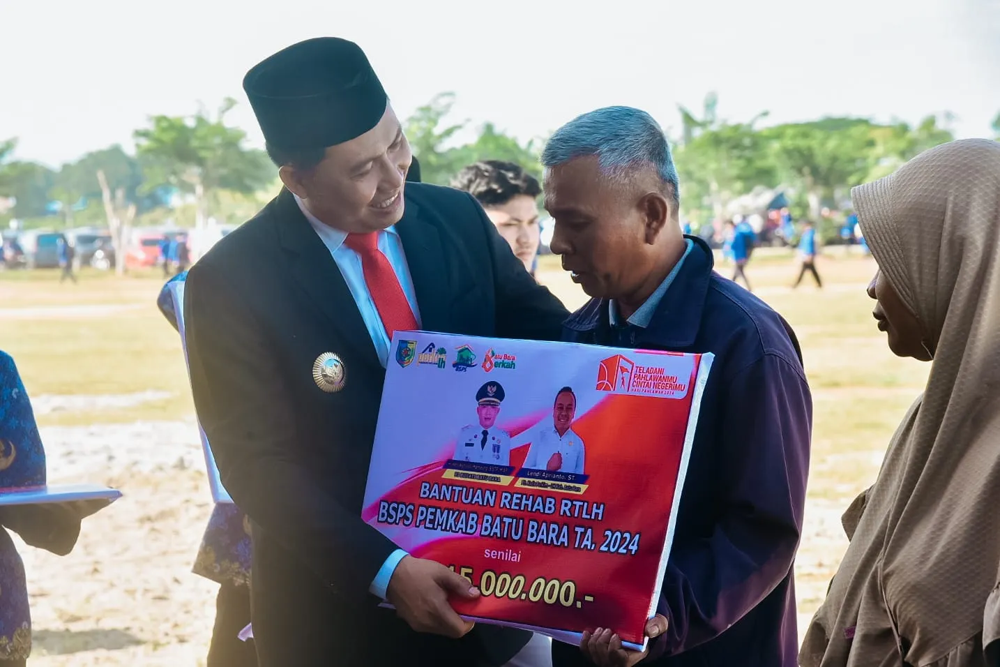 Hari Pahlawan, Pj Batubara Serahkan Bantuan 100 Bedah Rumah Tidak Layak Huni