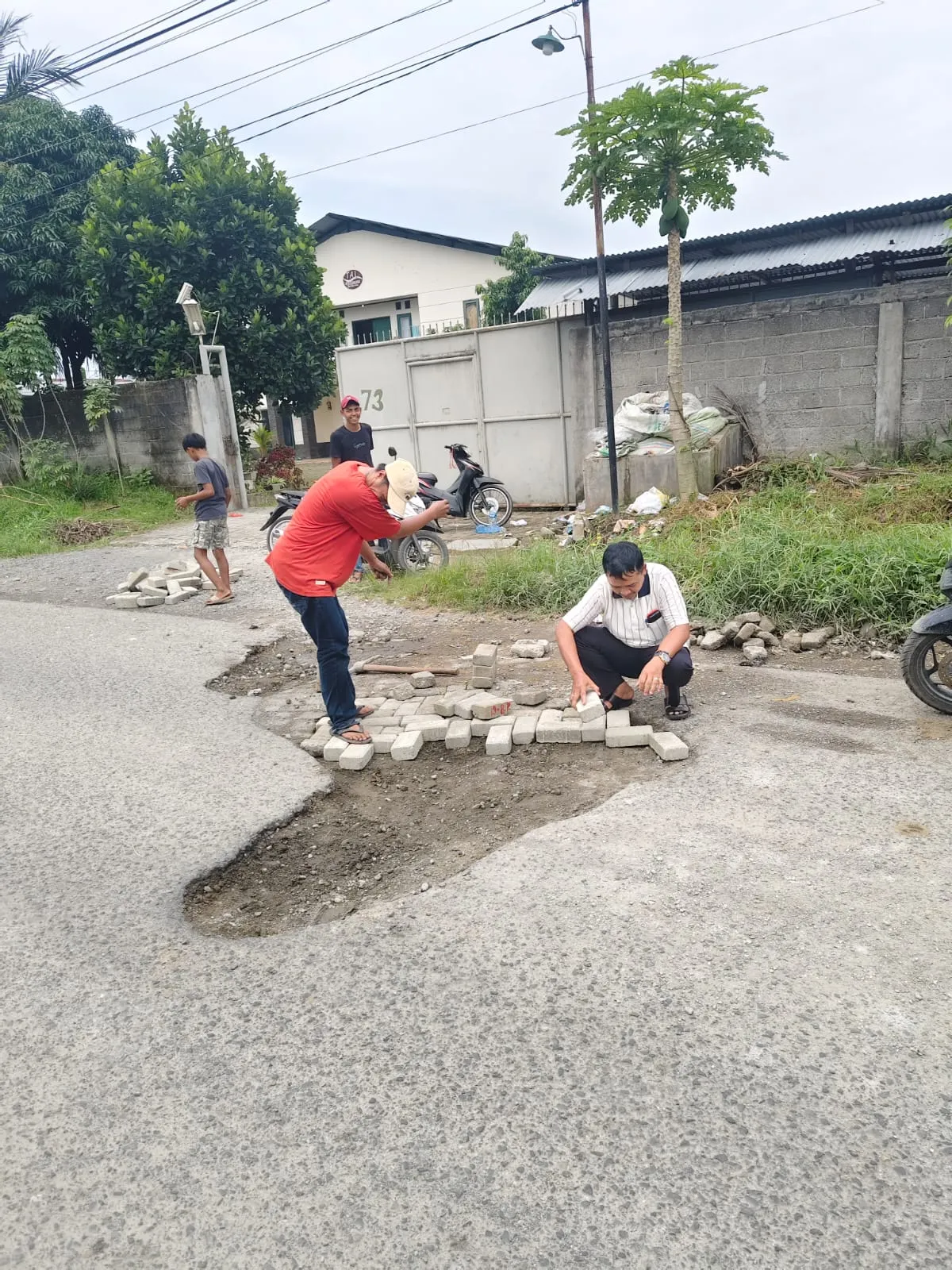 Kepala Desa Telaga Sari tutupi lobang Jalan Besar Glugur Rimbun