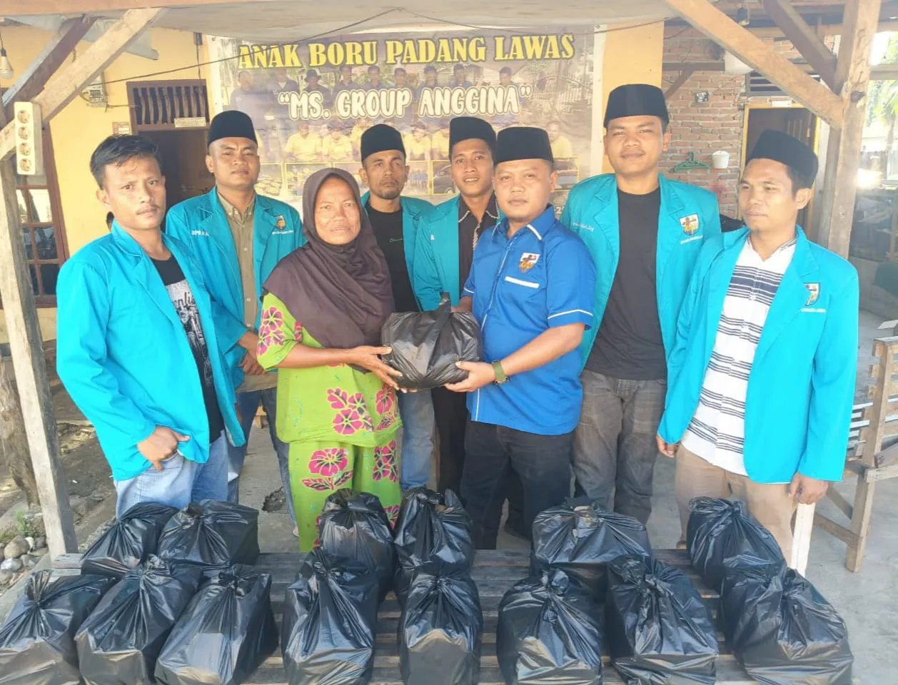 KNPI Palas Berbagai Sembako Ke Warga Kurang Mampu