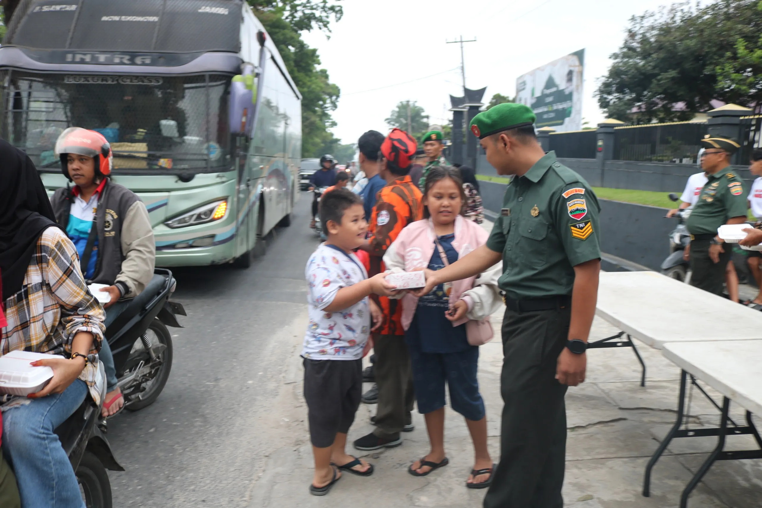 Korem 022/PT Bersama Ormas Berbagi Takjil