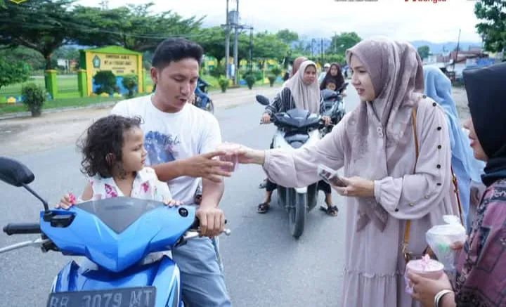 Mahzalena Putra Mahkota Alam Bagikan Sembako Dan Takjil