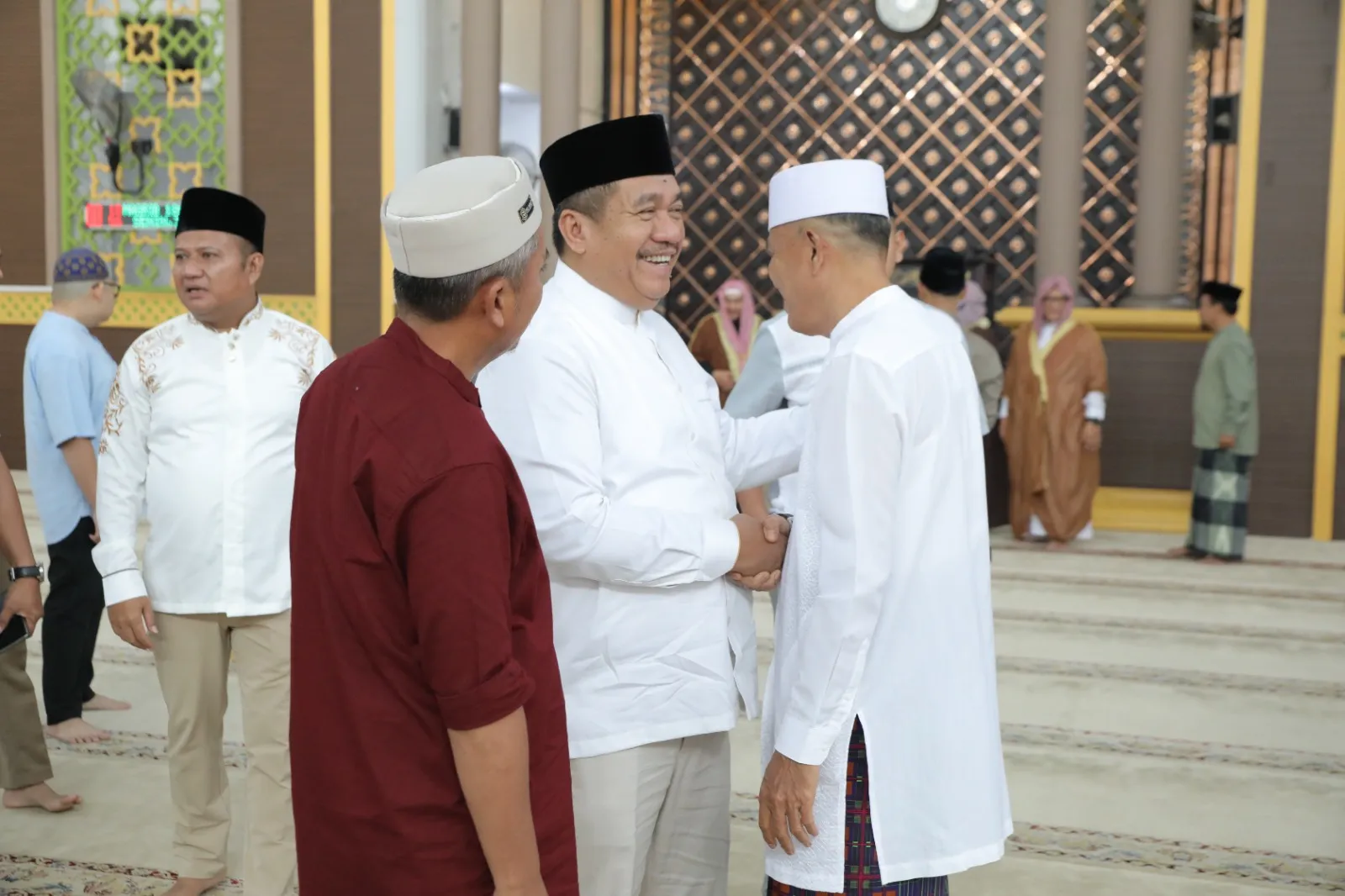 Bupati Dan Wabup Asahan Sholat Ied Di Masjid Agung Achmad Bakrie