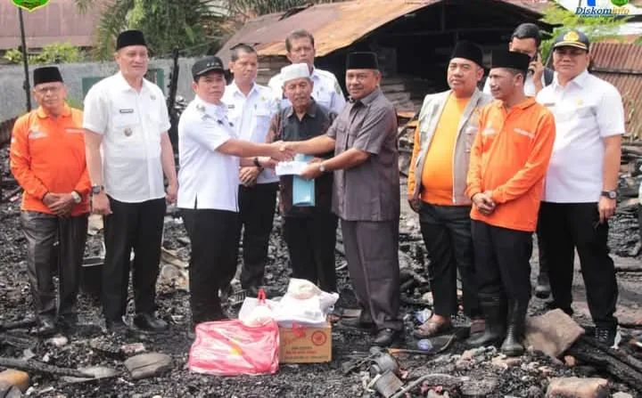 Bupati Palas Kunjungi Dan Bantu Korban Kebakaran Pondok Hj Aminah