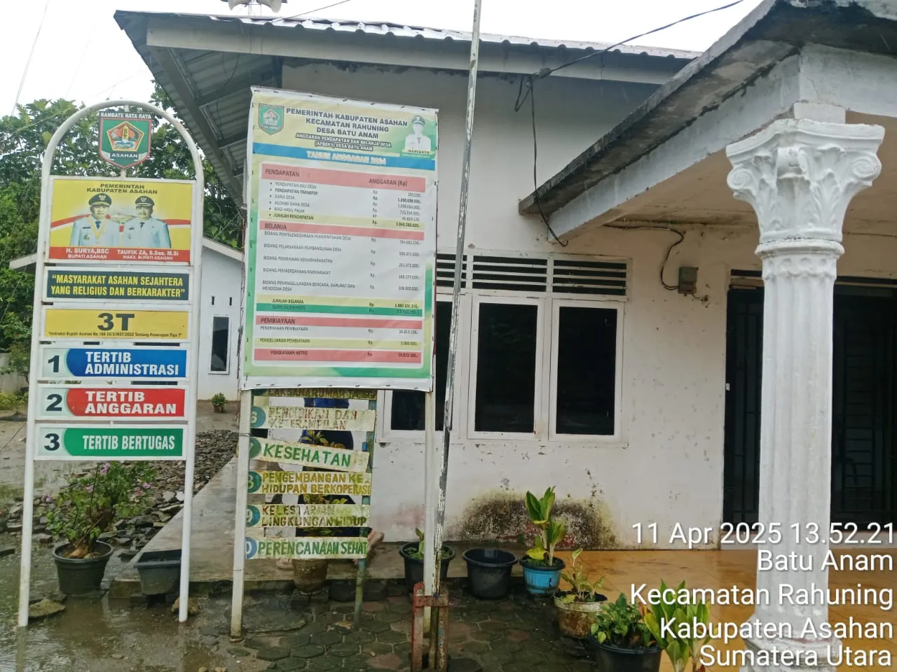 Papan APBDes 2025 Dan Foto Bupati Asahan Di  Kantor Desa Batu Anam Belum Terpasang