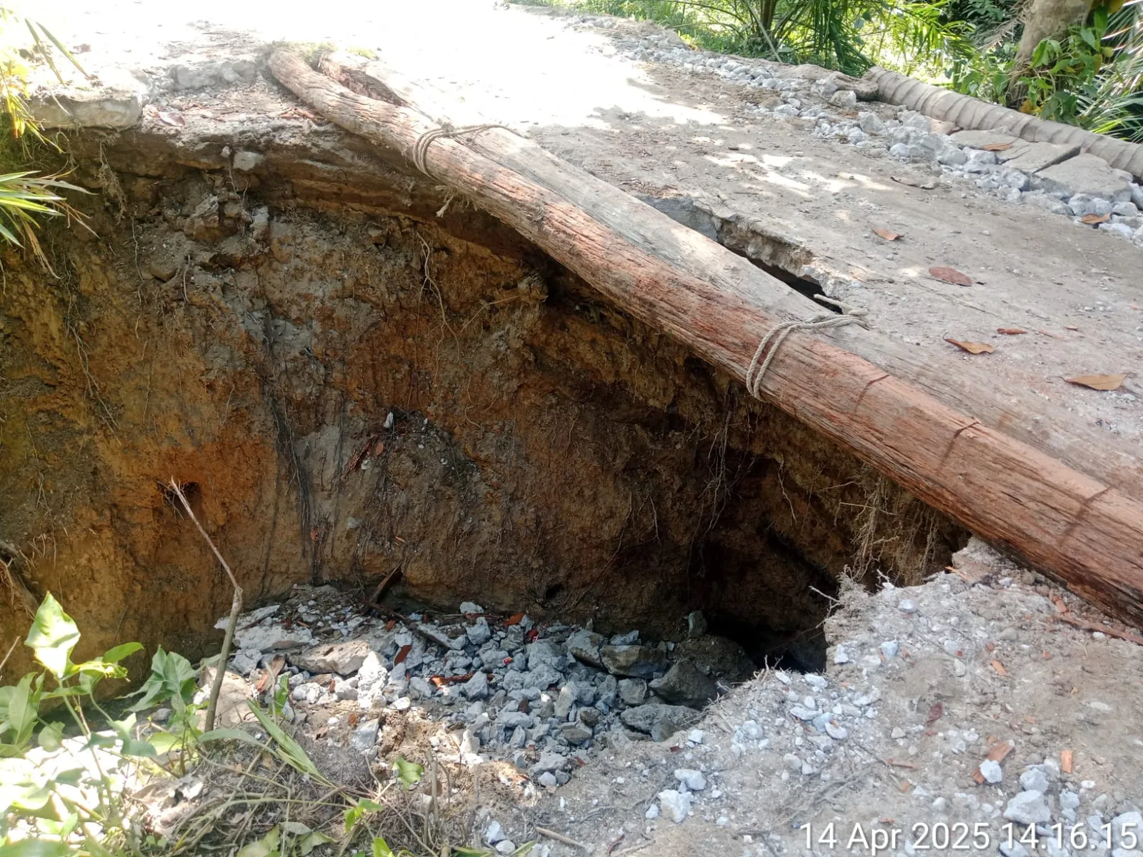 Titi Cor Beton Dusun IV Desa Perkebunan Padang Pulau Asahan Abrasi, Kades Tak Nampak