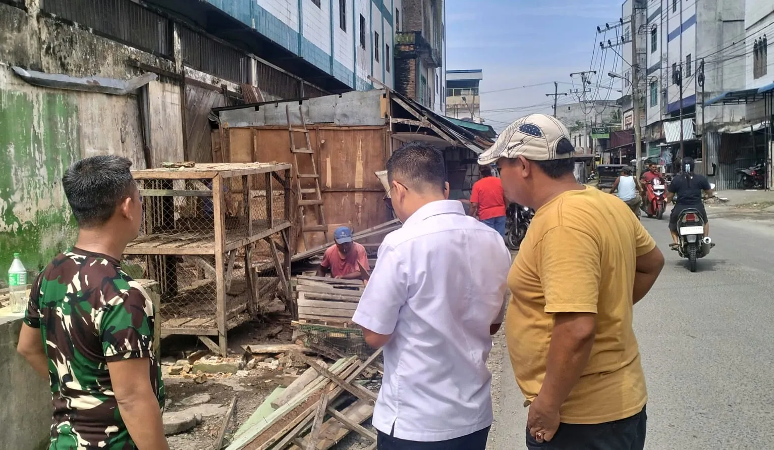 Pemilik Lapak Bongkar Sendirii Warungnya Untuk Tata Kota Sei Rampah