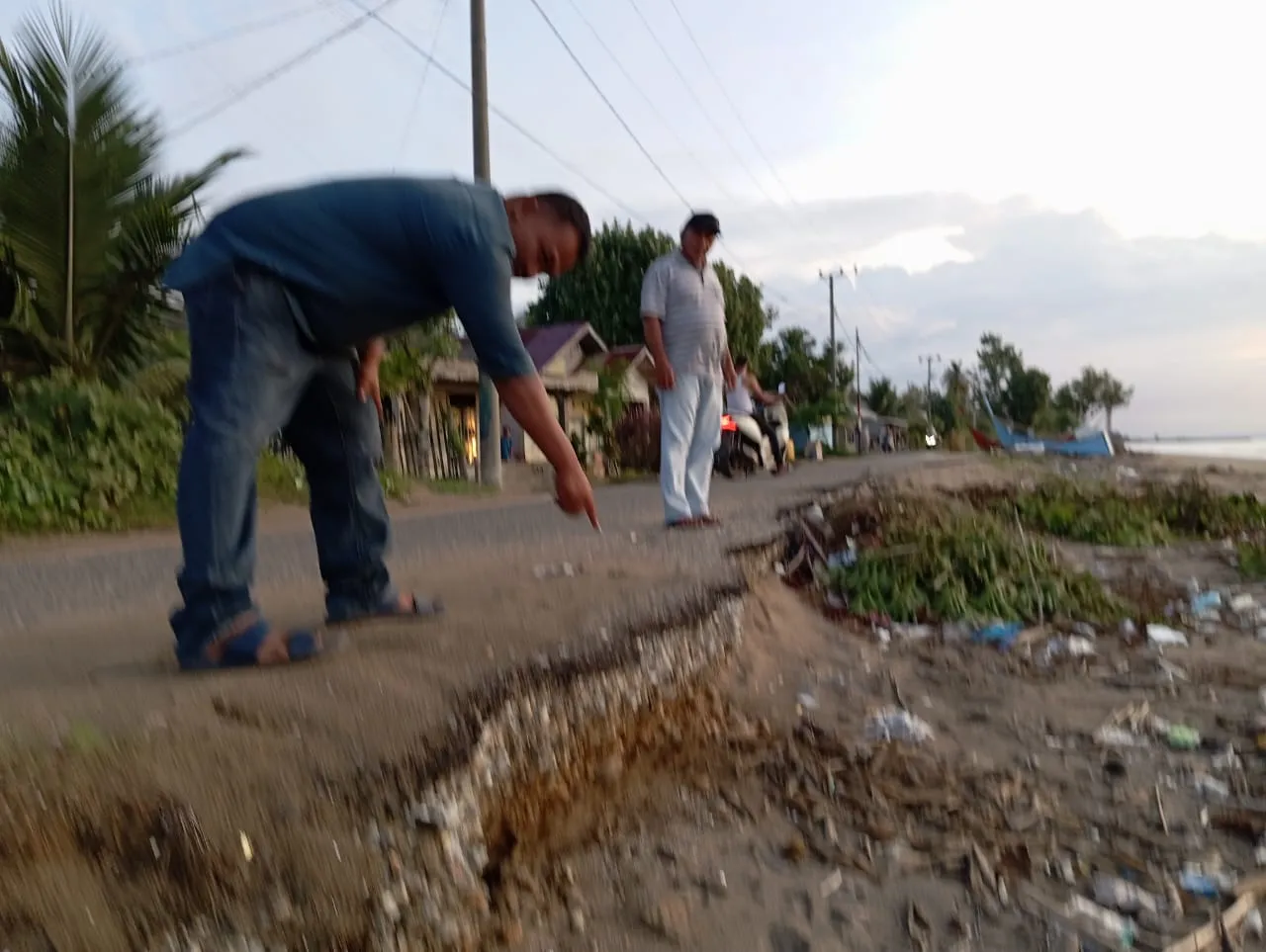 Akibat Abrasi, Jalan Sepanjang 1.500 Meter di Pantai Lhok Puuk Tetancam Runtuh