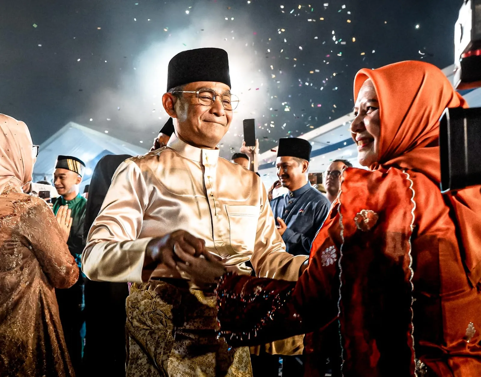 Tutup Gelar Melayu Serumpun, Rico Waas Menari Melayu Bersama Pengunjung