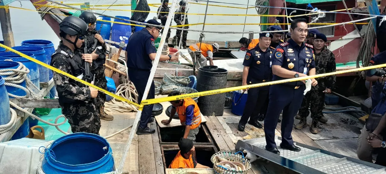 Dua Kapal Malaysia Curi Ikan Di Selat Malaka