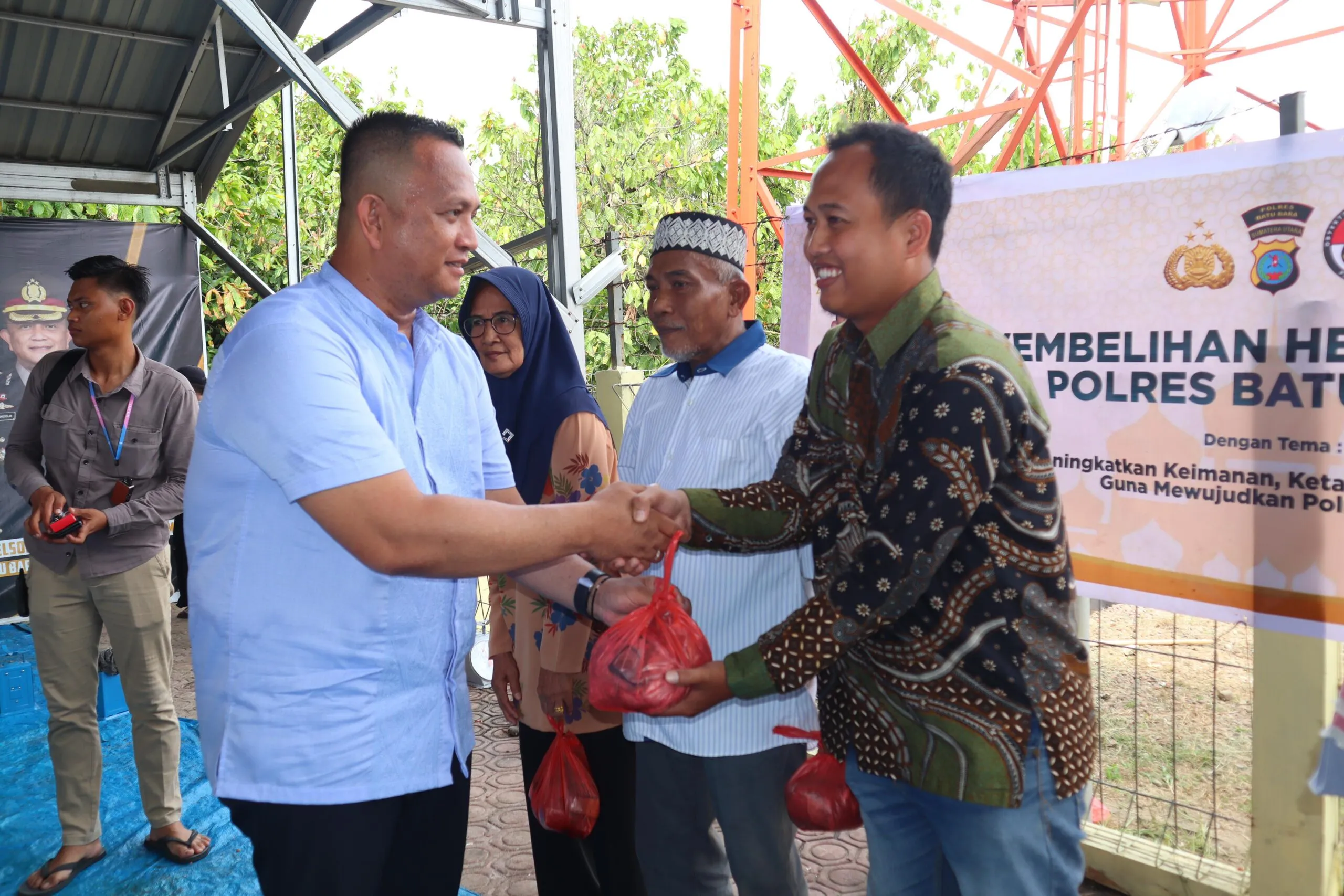 Polres Batubara Bagikan Daging Kurban Kepada Wartawan