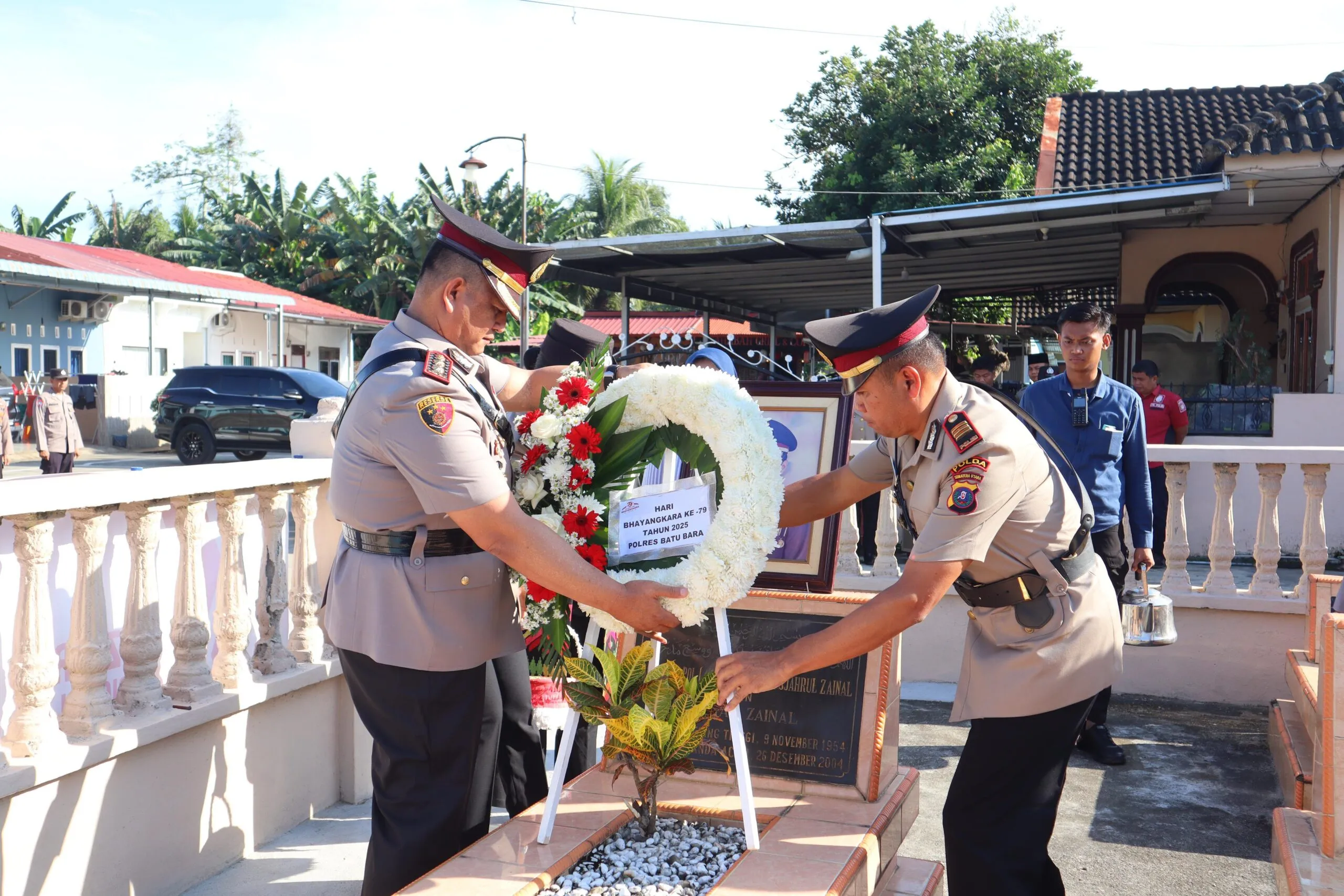 Sambut Hari Bhayangkara Ke 79, Polres Batubara Ziarah Tabur Bunga