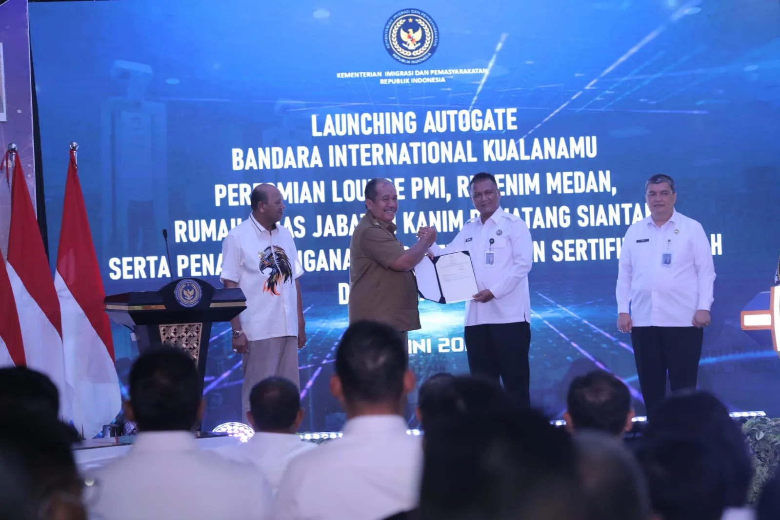 Bupati Asahan Serahkan Sertifikat Tanah Kepada Kanwil Ditjen Pas Sumut Di Bandara Kualanamu