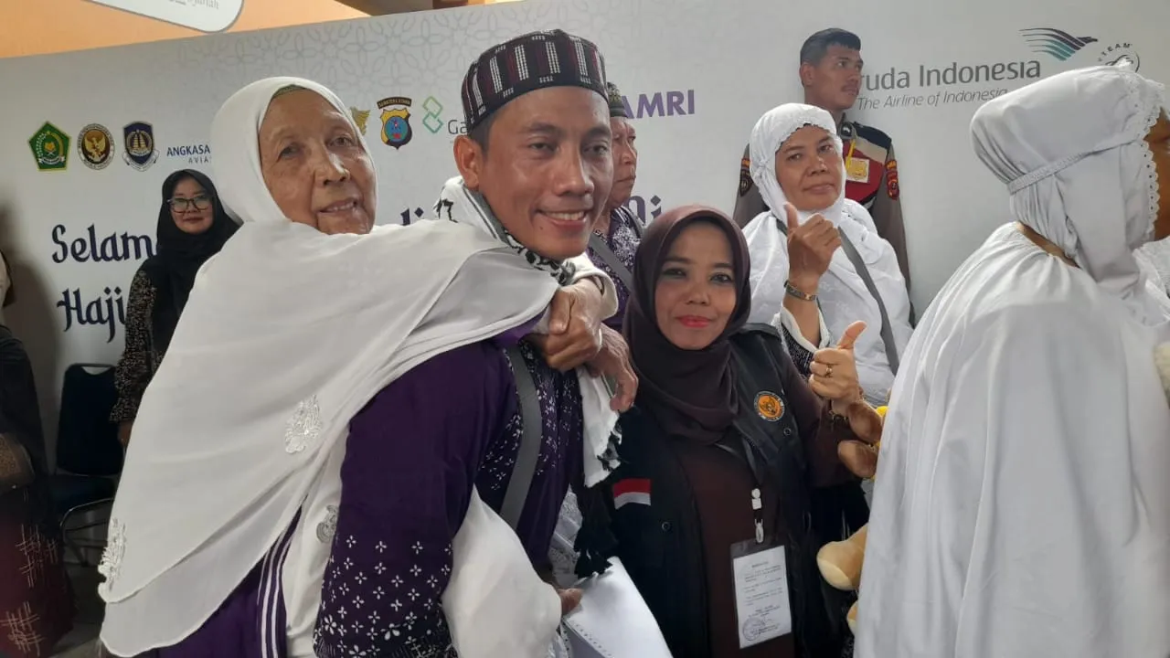 Gendong Emak Selama Di Tanah Suci Hingga Tiba Di Tanah Air