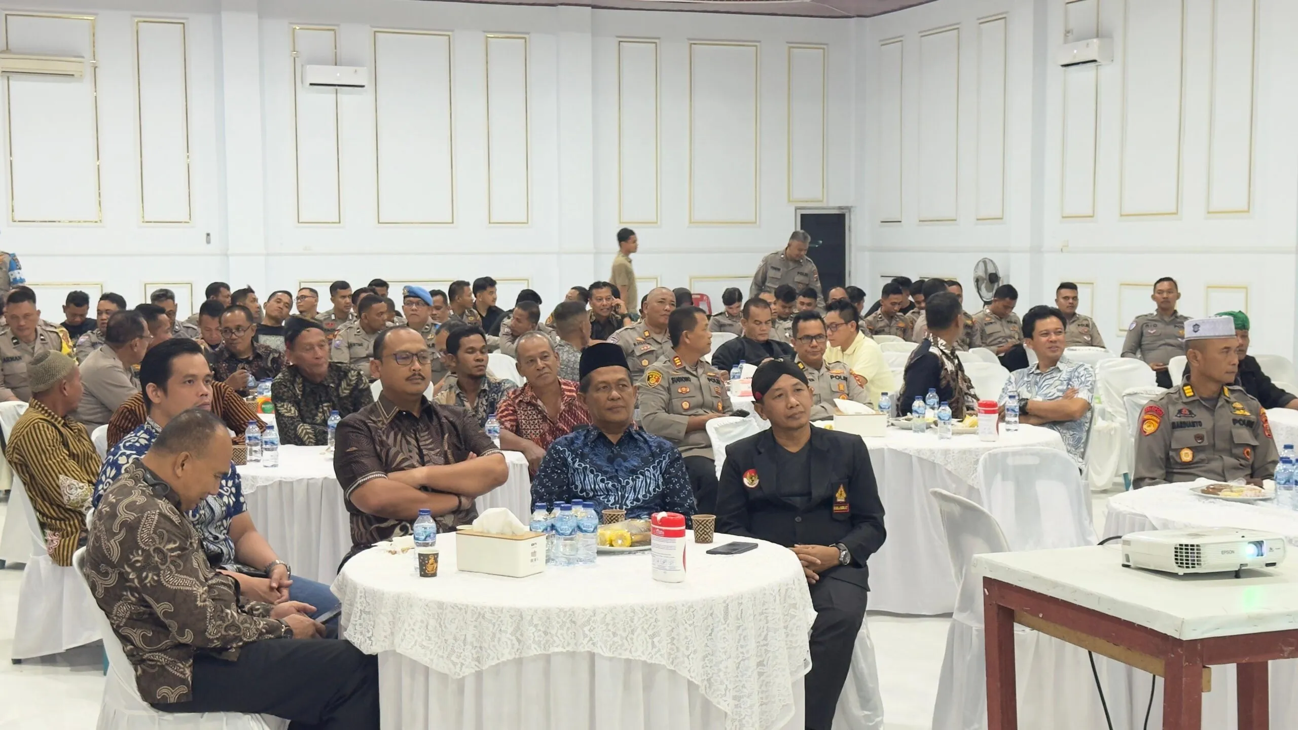 Polres Langkat  Nobar Wayang Kulit Bersama Kapolri
