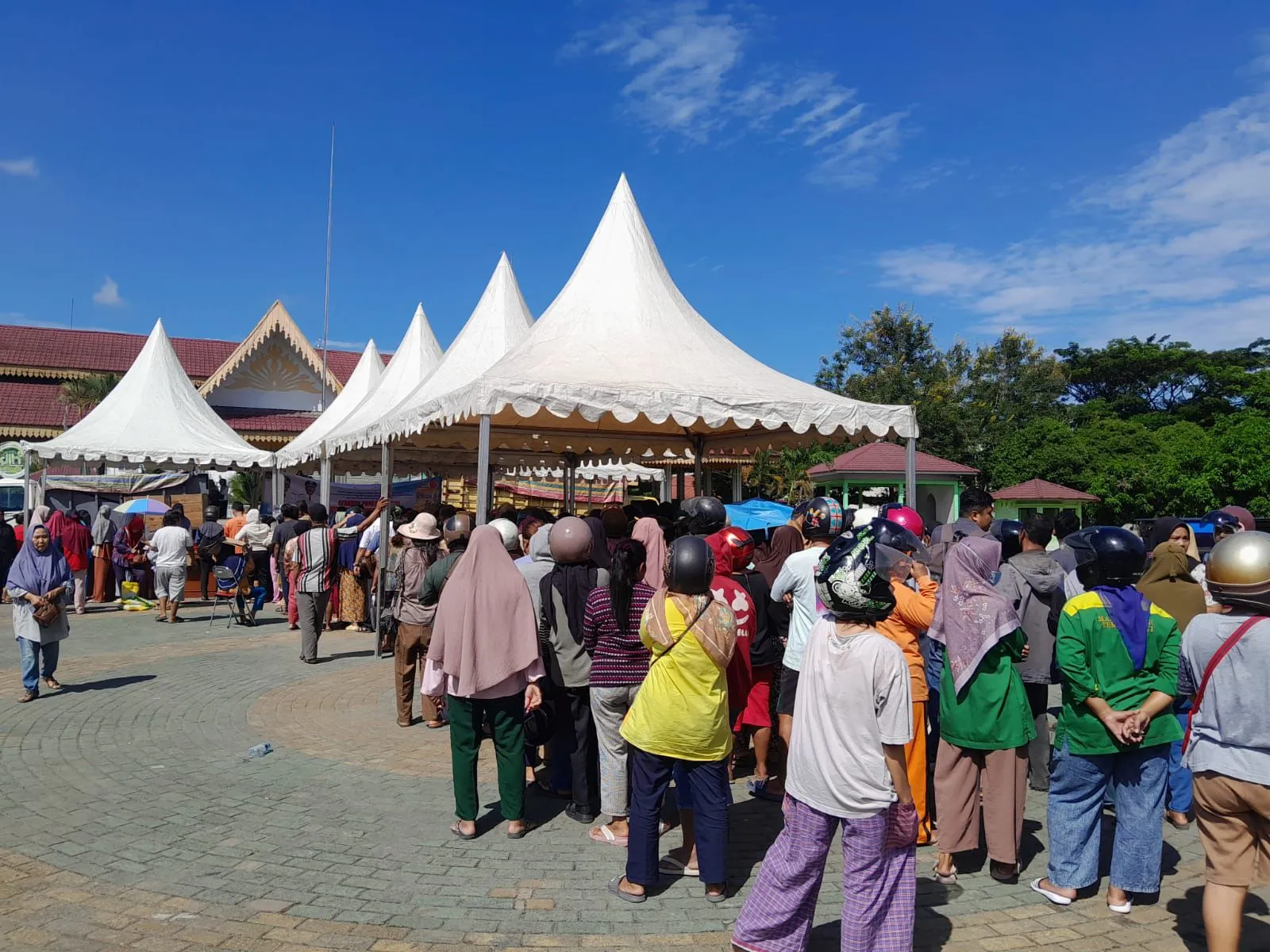 Masyarakat Serbu Gerakan Pangan Murah BULOG Di Tebing Tinggi