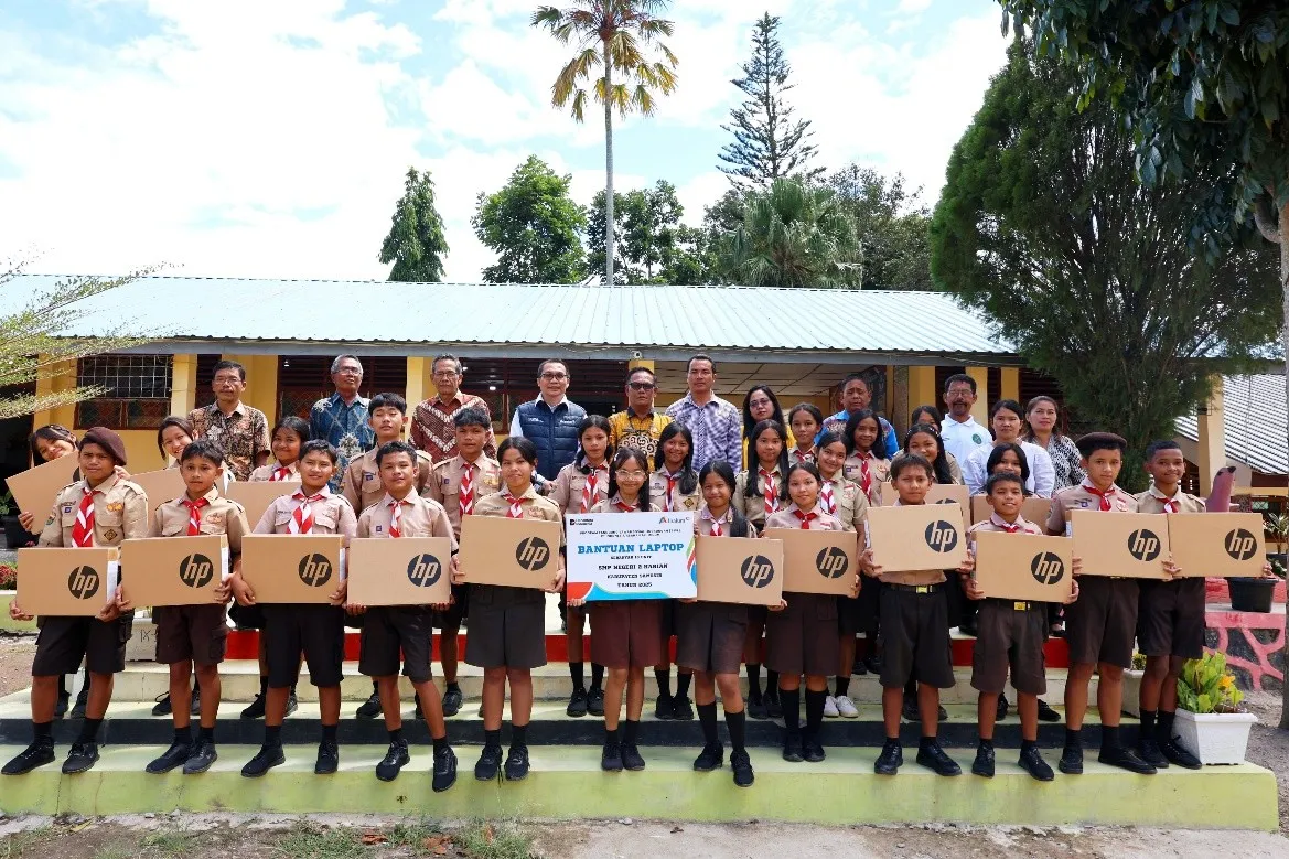 Inalum Serahkan Laptop  Ke SMPN 2 Harian Samosir