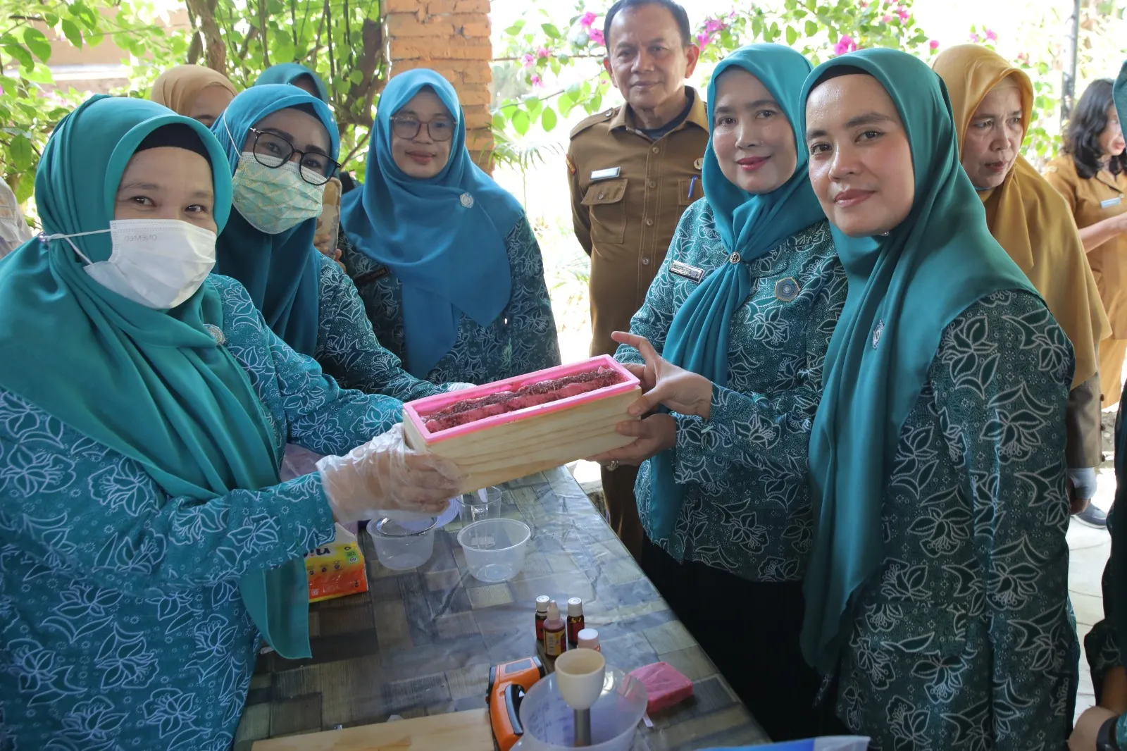 Ketua TP PKK Asahan Bina Desa Bunut Seberang Untuk Lomba UP2K Tingkat Sumut