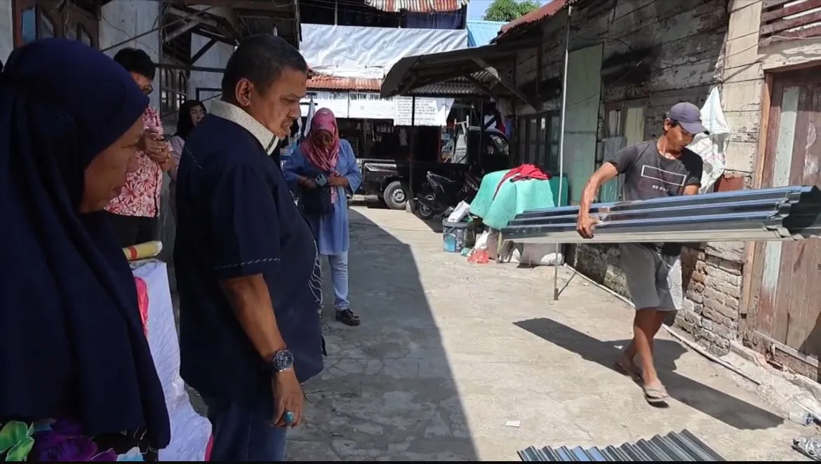 Nanda Ramli Bantu Perbaikan Rumah Untuk Warga Korban Angin Puting Beliung