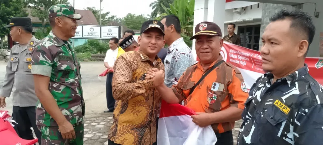 Sambut HUT RI Ke 80, Camat Pulau Rakyat Bagi-bagi Bendera Merah Putih